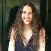 Me llamo Alèxia, tengo 16 años y empezaré el año que viene bachillerato.
Soy estudiante, deportista de alto nivel de baloncesto. Me definiría como responsable y autoexigente. Me gusta el trato con los niños y aprender con ellos. Quiero combinar el mundo l